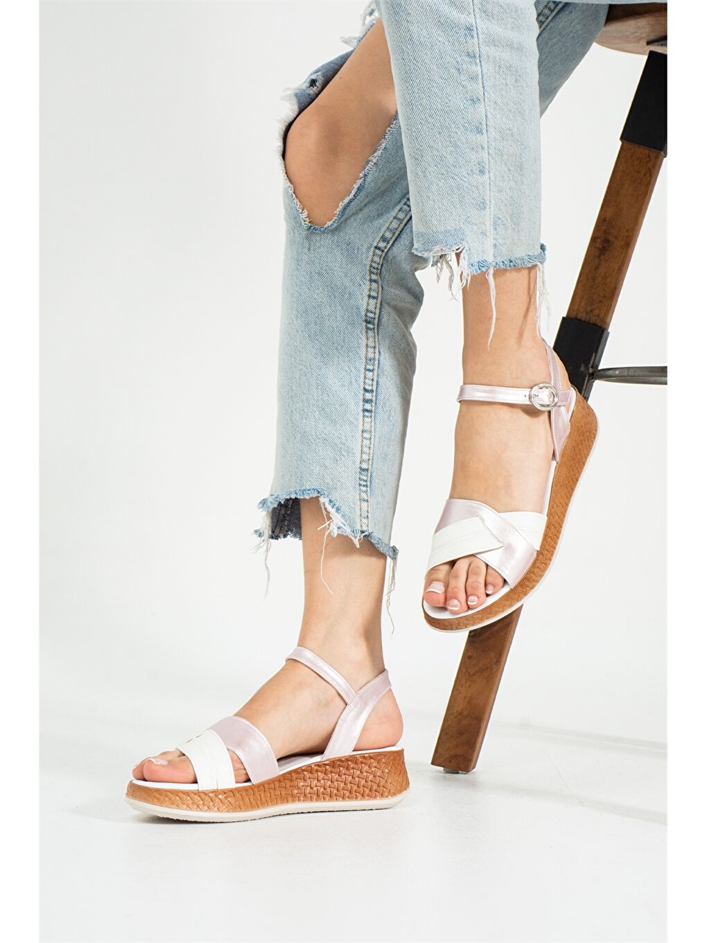 Beyaz Çapraz Bantlı Kadın Sandalet-1