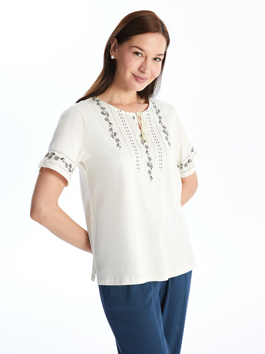 Ekru Bağlamalı Yaka Desenli Kısa Kollu Kadın Bluz