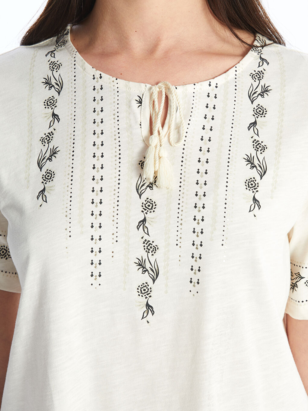 Ekru Bağlamalı Yaka Desenli Kısa Kollu Kadın Bluz-3