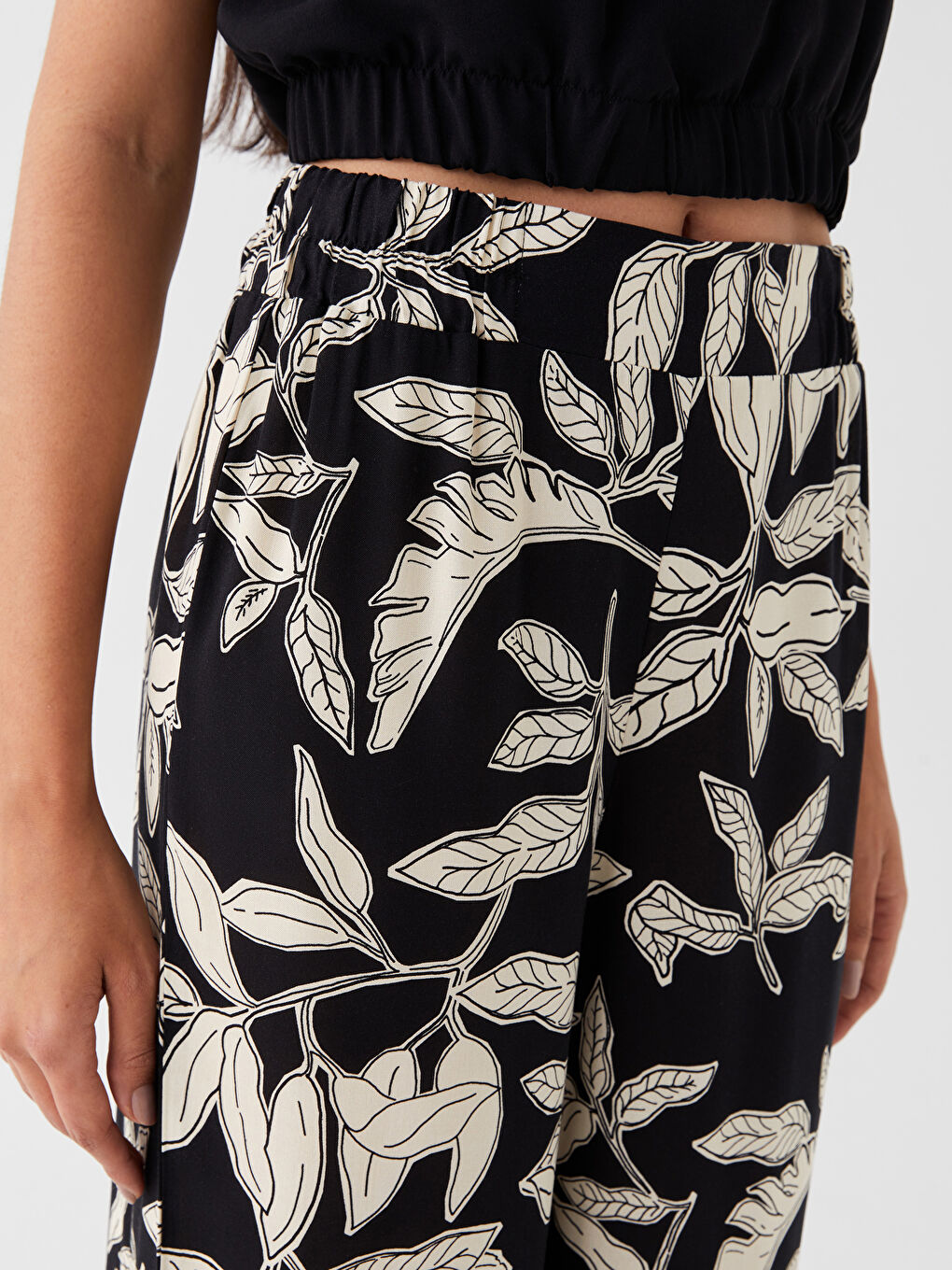 Ekru Beli Lastikli Rahat Kalıp Desenli Kadın Pantolon-2