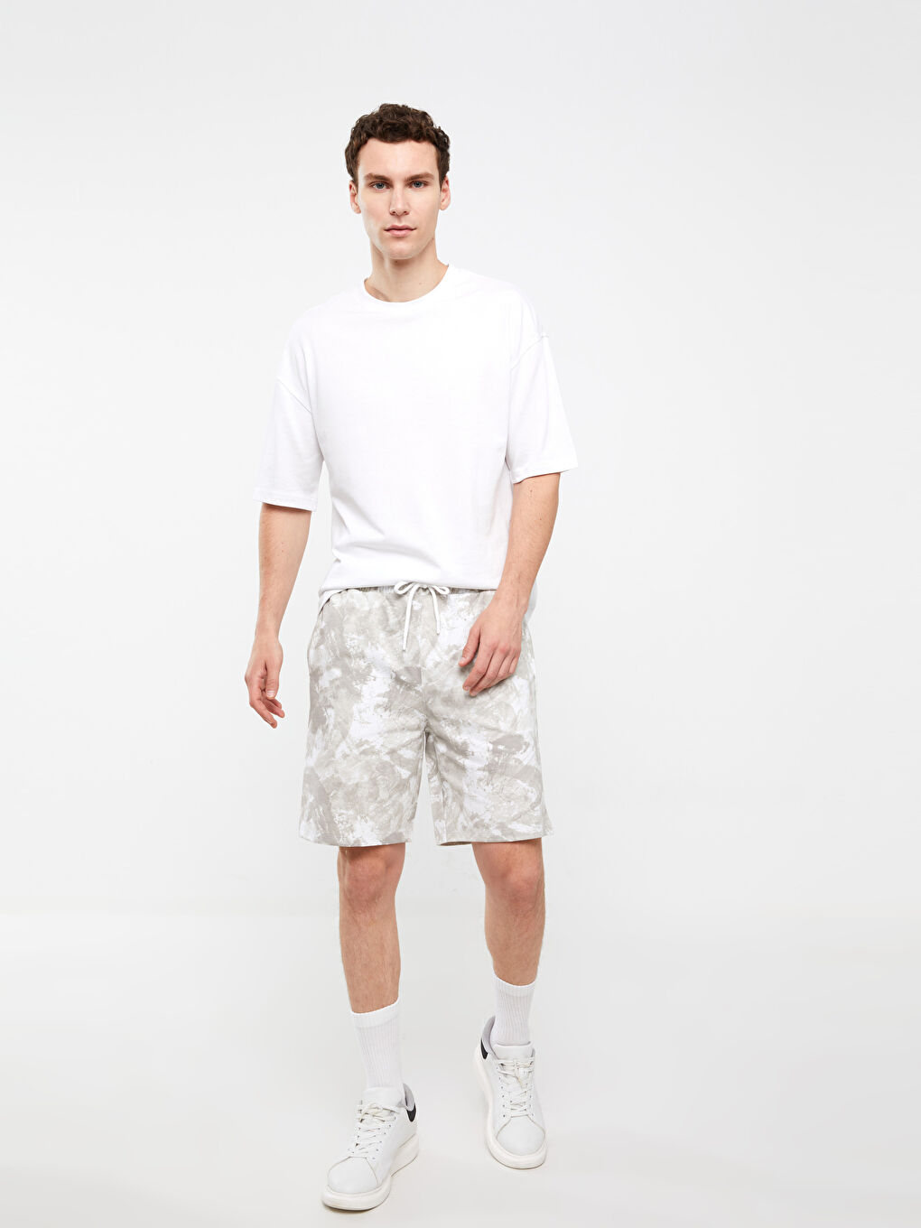 سروال قصير بتفاصيل الربط سليم فيت رجال