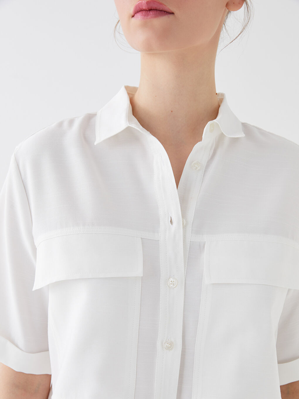 Chemise Unie à Manches Courtes Coupe Courte pour Femmes-3