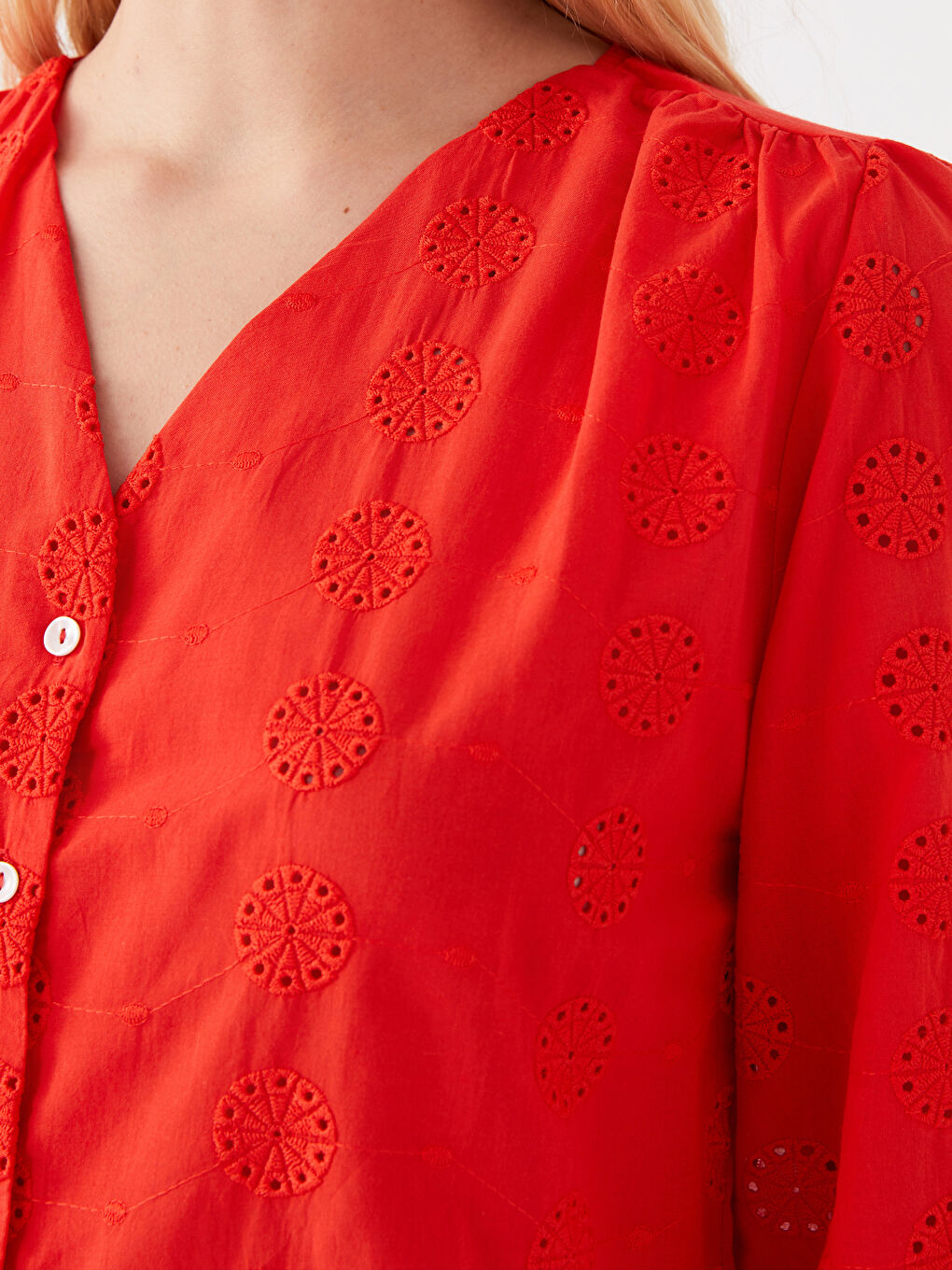 Kırmızı V Yaka Kendinden Desenli Kadın Bluz-3