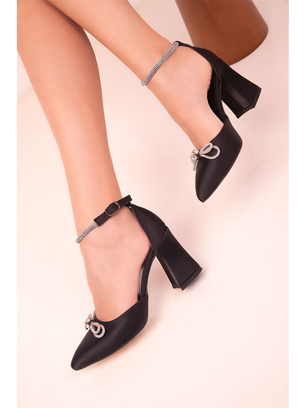 Siyah Saten Sivri Burun Kadın Topuklu Ayakkabı-3