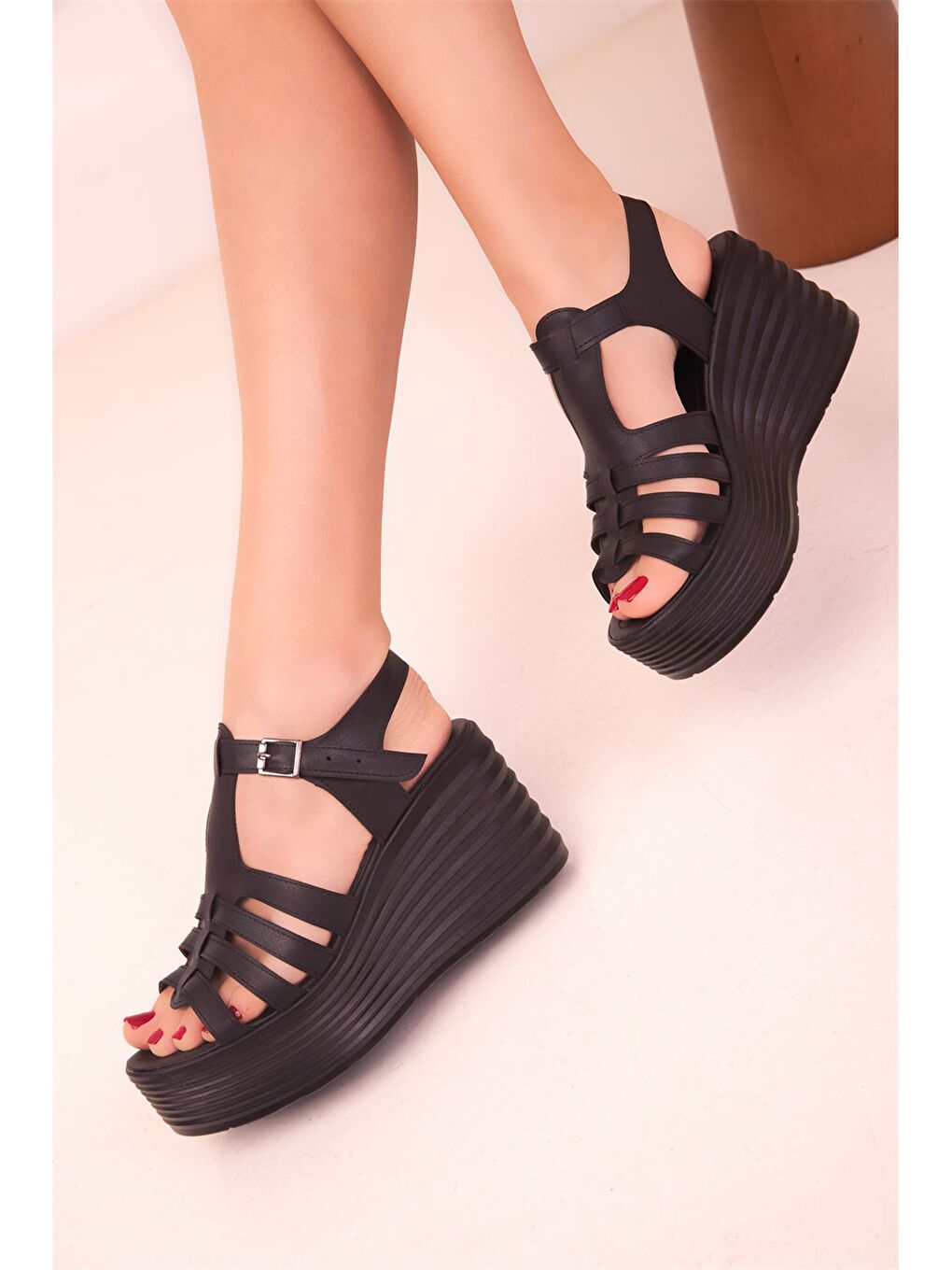 Siyah Toka Detaylı Dolgu Topuklu Kadın Sandalet-3