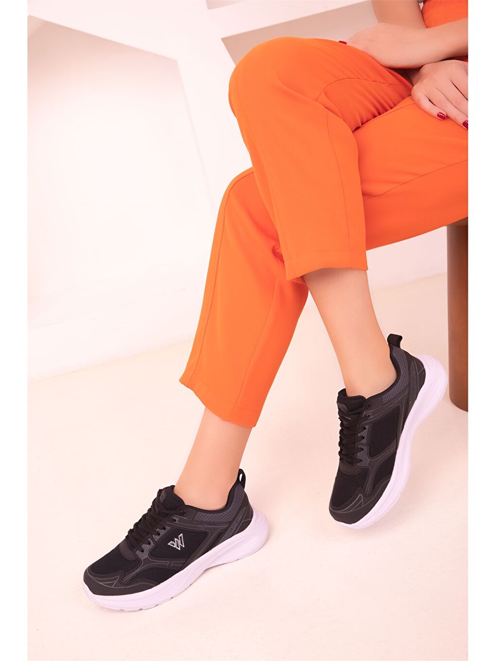 Siyah Bağcıklı Kadın Spor Ayakkabı