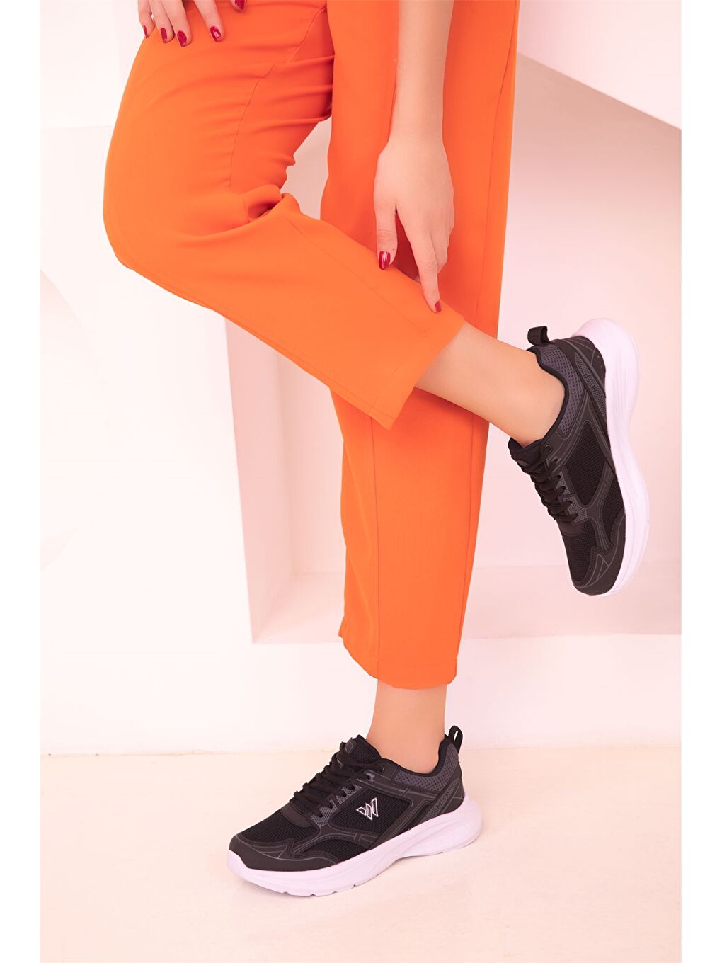 Siyah Bağcıklı Kadın Spor Ayakkabı-2