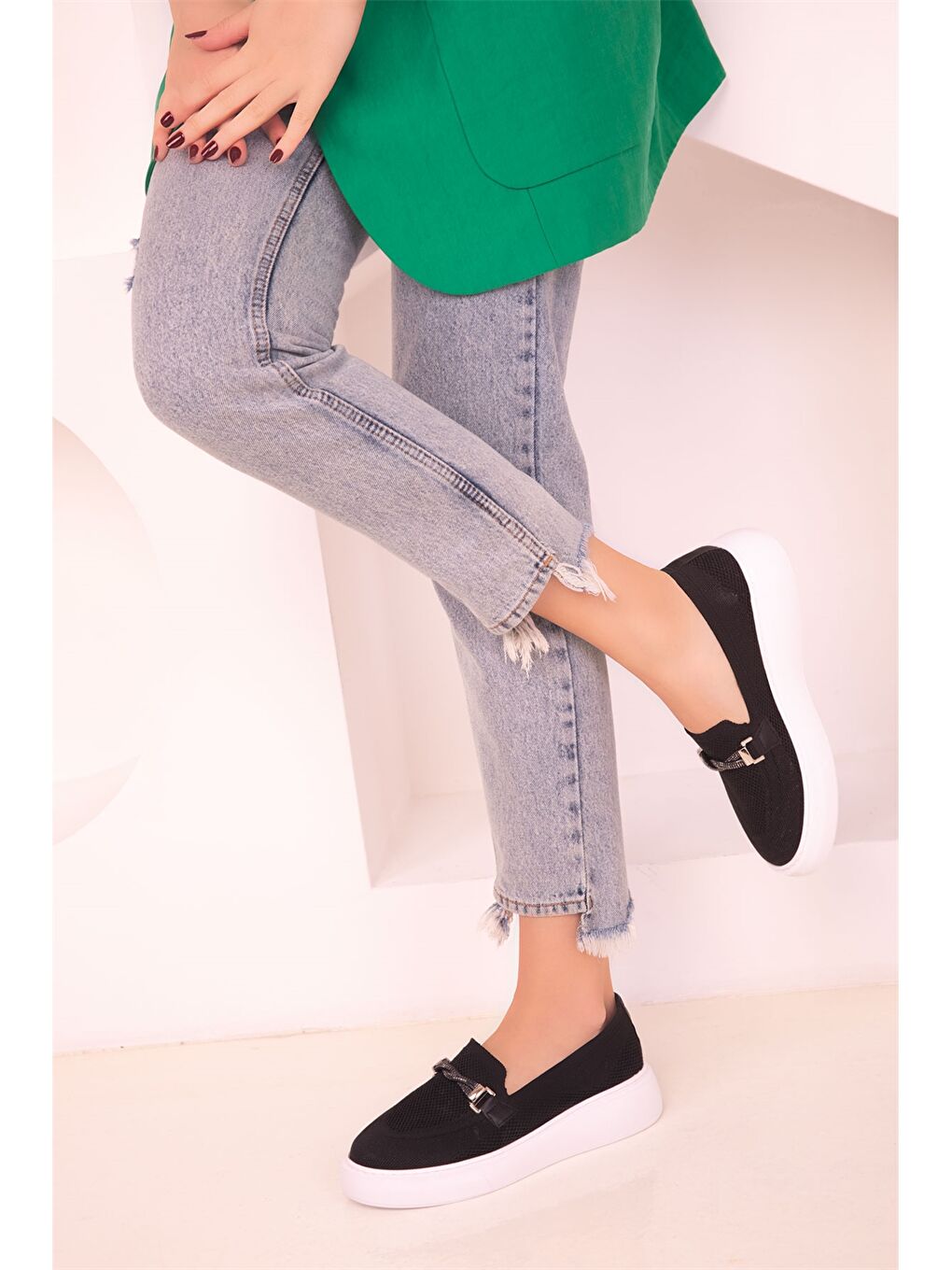 Siyah Aplike Detaylı Kadın Babet-1