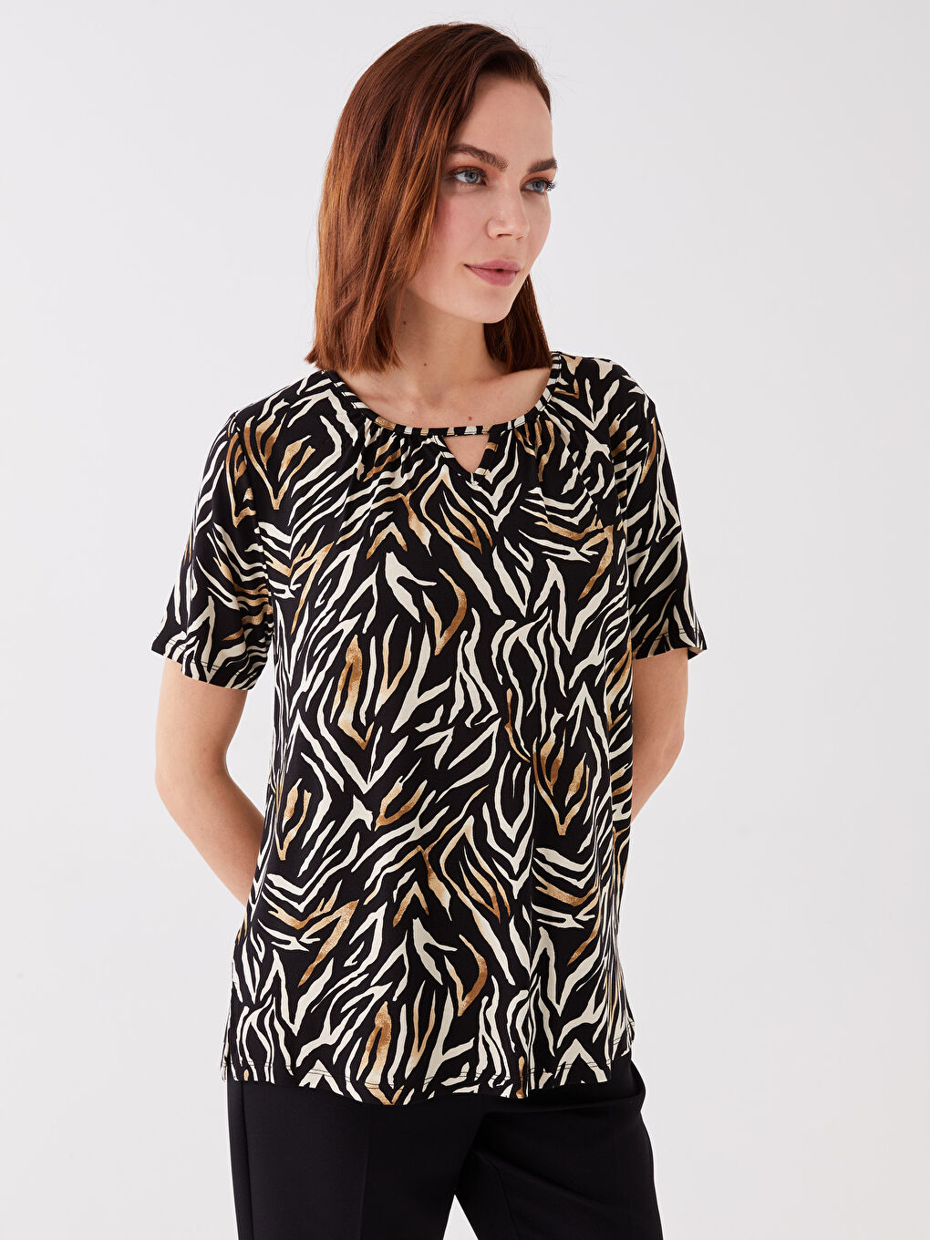 Siyah Bisiklet Yaka Desenli Kısa Kollu Kadın Bluz