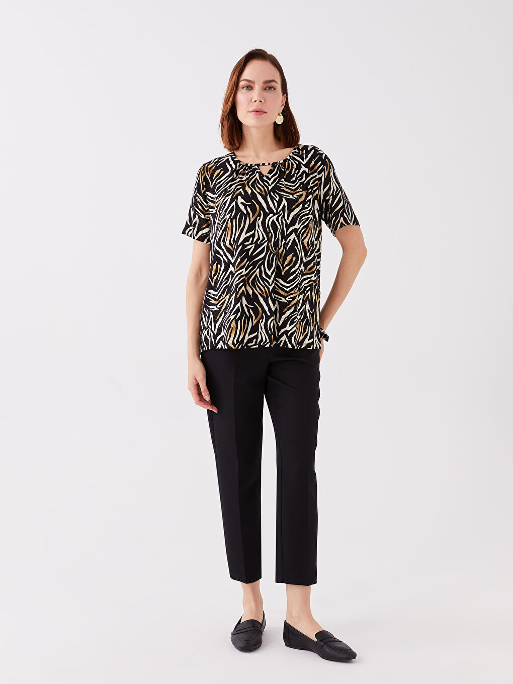 Siyah Bisiklet Yaka Desenli Kısa Kollu Kadın Bluz-2