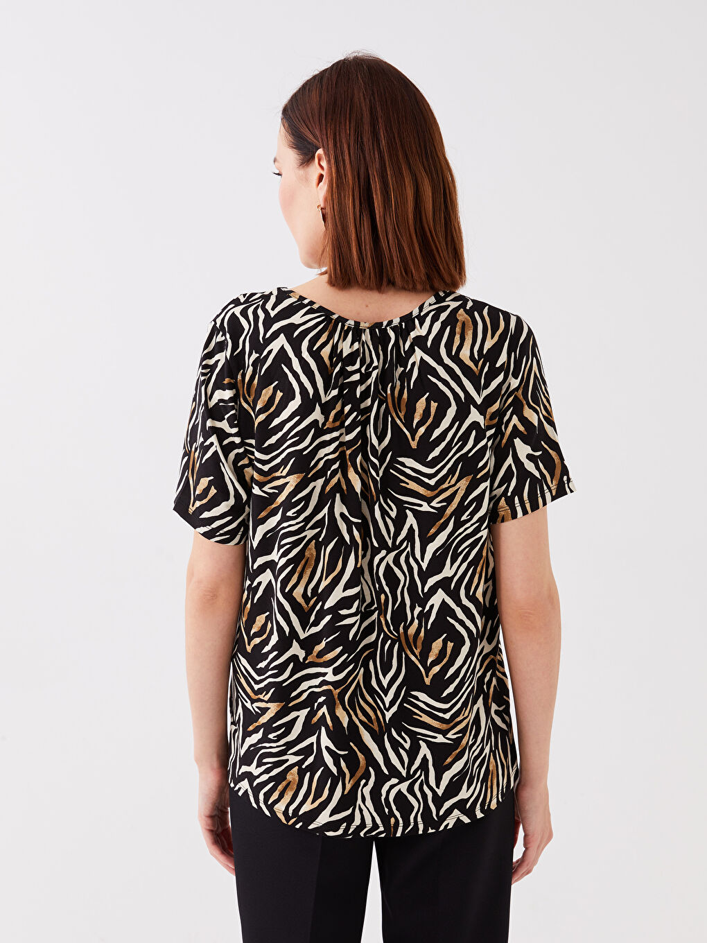 Siyah Bisiklet Yaka Desenli Kısa Kollu Kadın Bluz-4