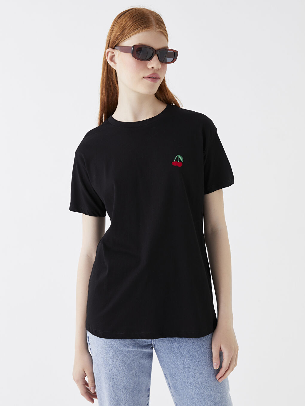 Siyah Bisiklet Yaka Nakışlı Kısa Kollu Kadın Tişört