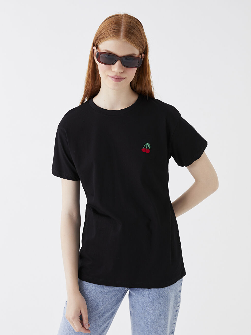 Siyah Bisiklet Yaka Nakışlı Kısa Kollu Kadın Tişört-2