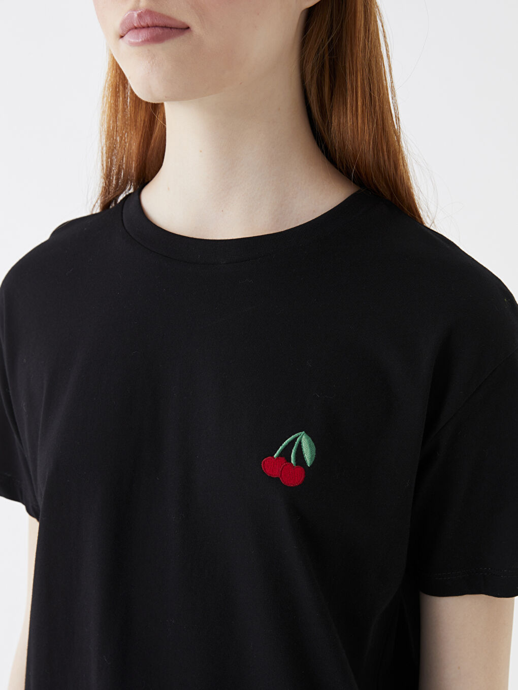 Siyah Bisiklet Yaka Nakışlı Kısa Kollu Kadın Tişört-3