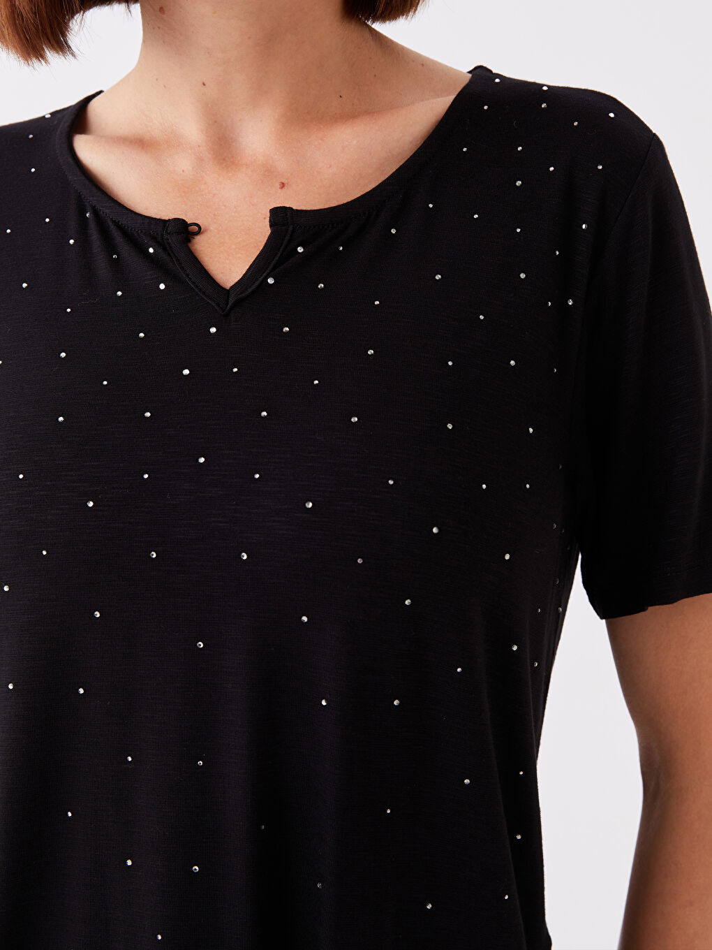 بلوزة نسائية بأكمام قصيرة مطبوعة برقبة دائرية-3