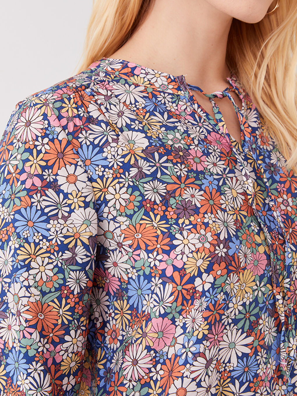 Turuncu Bağlamalı Yaka Çiçekli Uzun Kollu Kadın Bluz-3