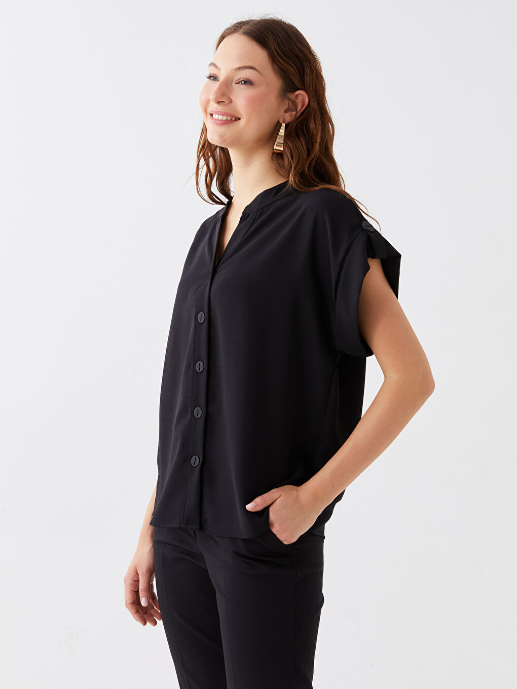 Siyah Kaçık Yaka Düz Kısa Kollu Kadın Gömlek