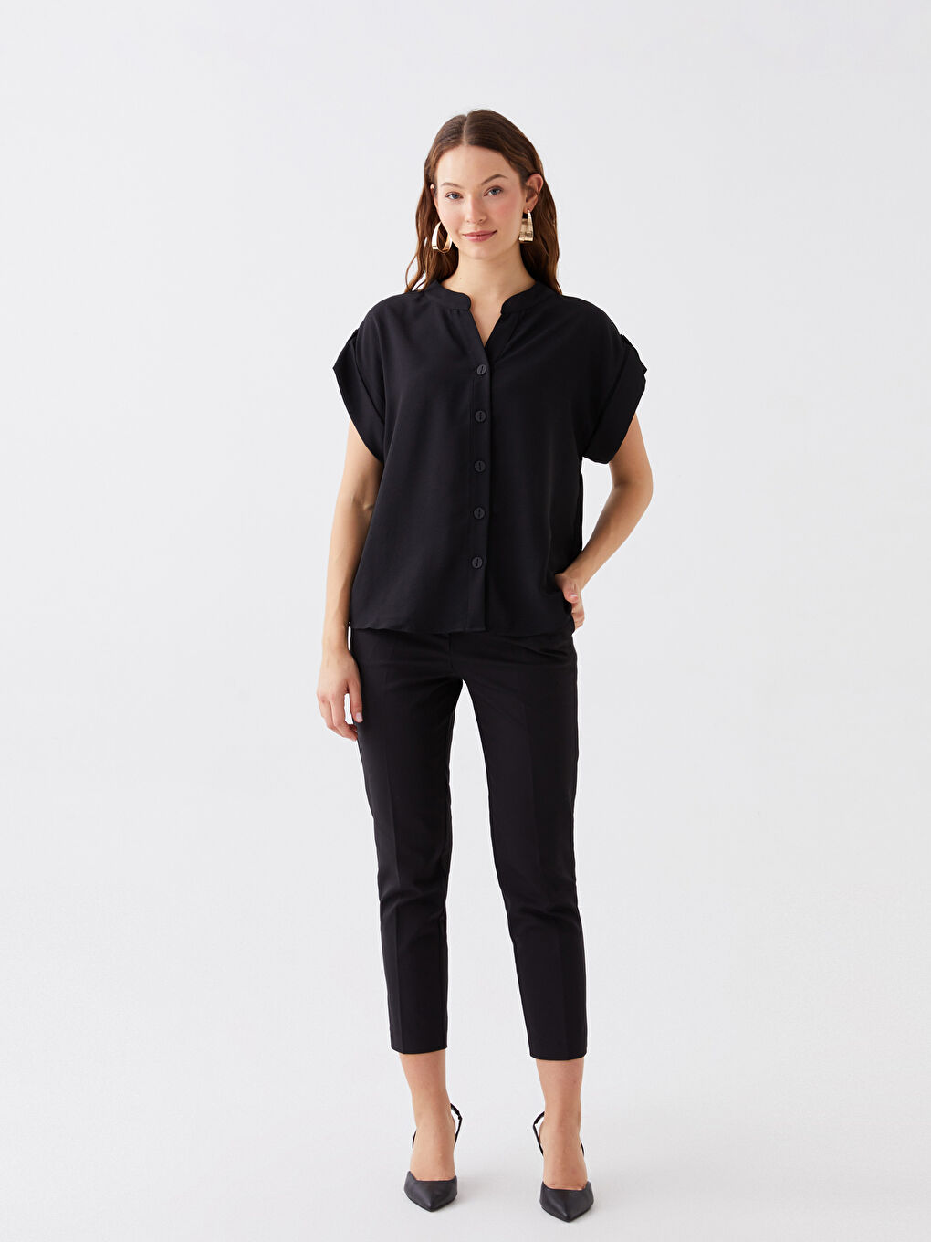 Siyah Kaçık Yaka Düz Kısa Kollu Kadın Gömlek-1