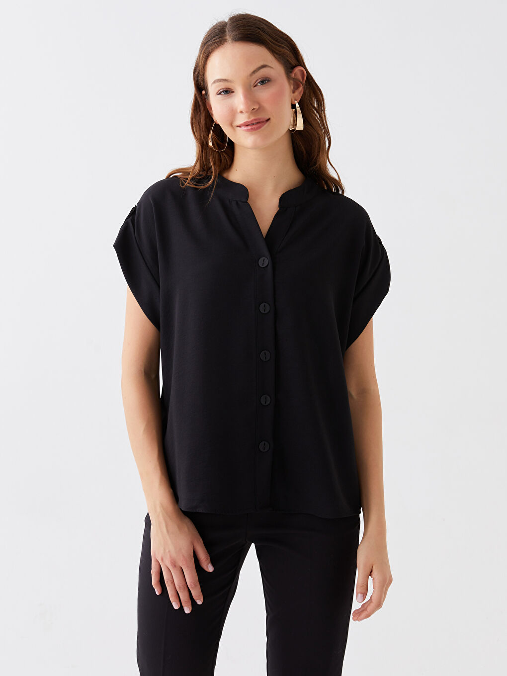 Siyah Kaçık Yaka Düz Kısa Kollu Kadın Gömlek-2