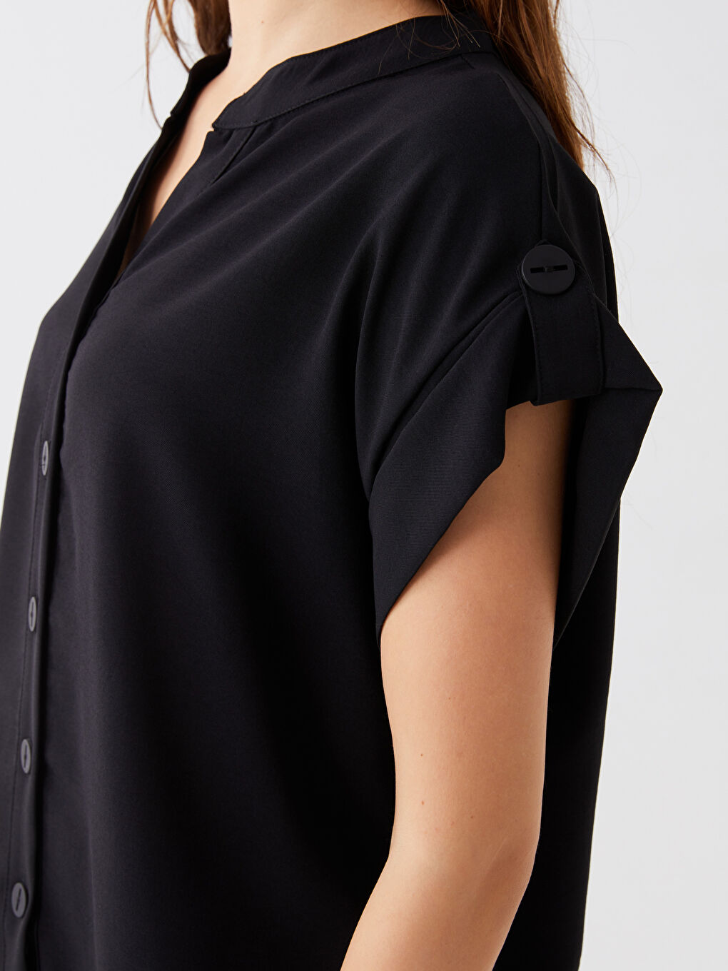 Siyah Kaçık Yaka Düz Kısa Kollu Kadın Gömlek-3