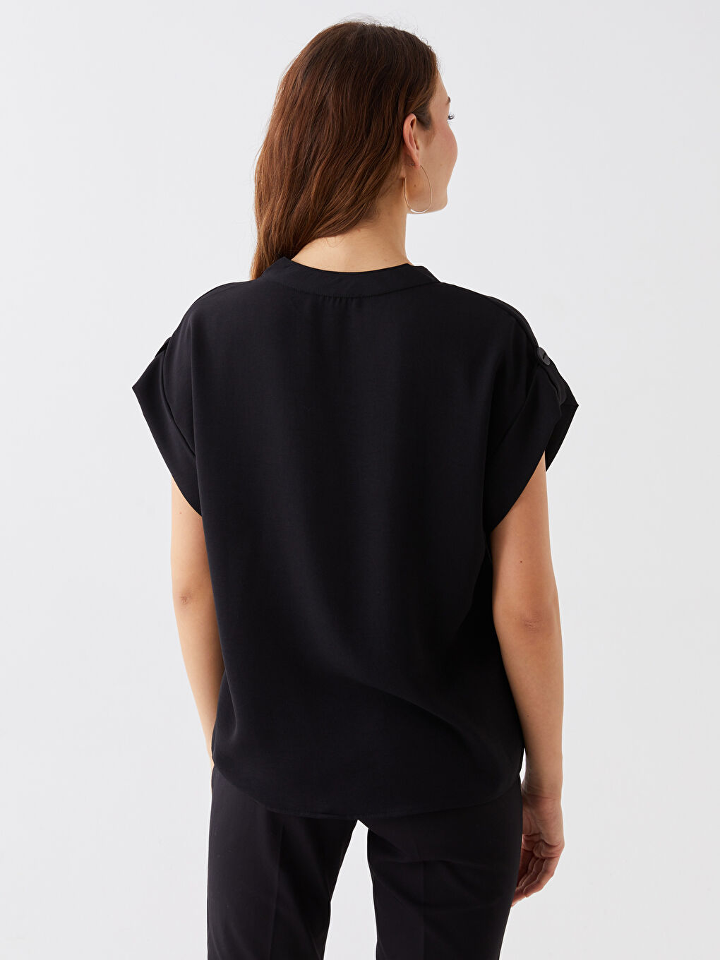 Siyah Kaçık Yaka Düz Kısa Kollu Kadın Gömlek-4