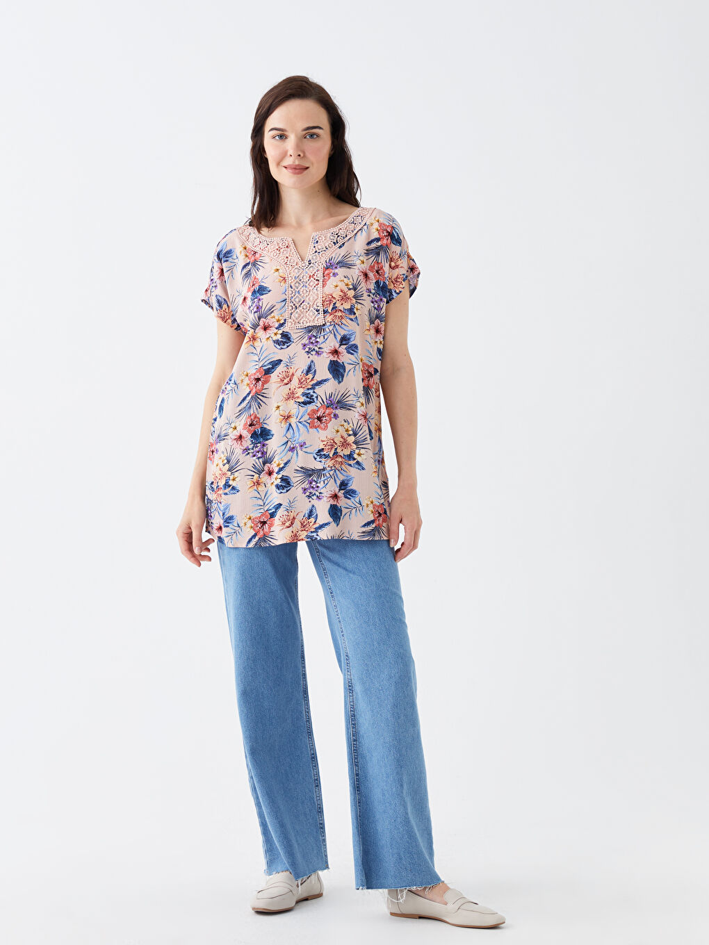 Pembe Kaçık Yaka Çiçekli Kısa Kollu Kadın Bluz-1