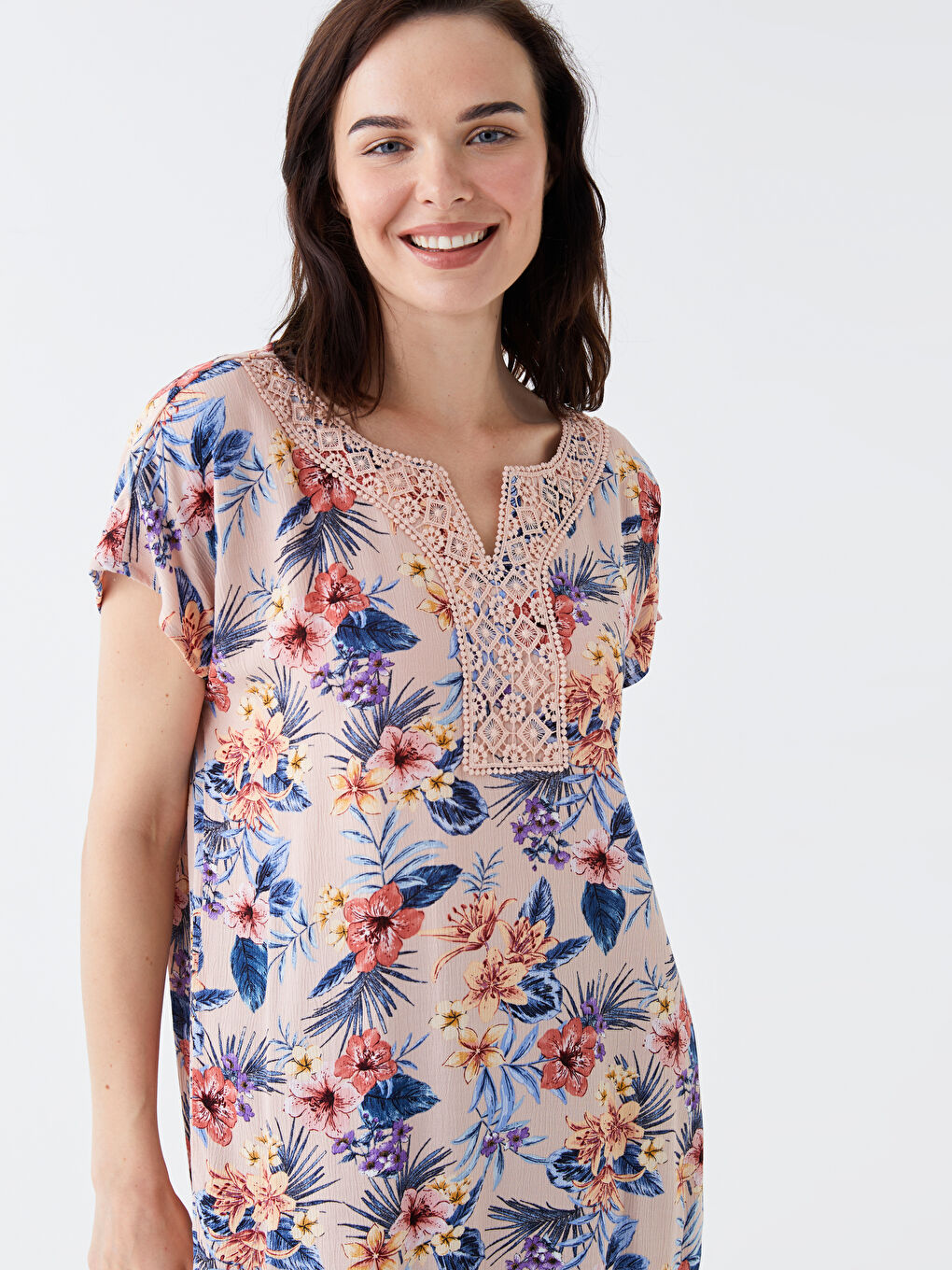 Pembe Kaçık Yaka Çiçekli Kısa Kollu Kadın Bluz-2