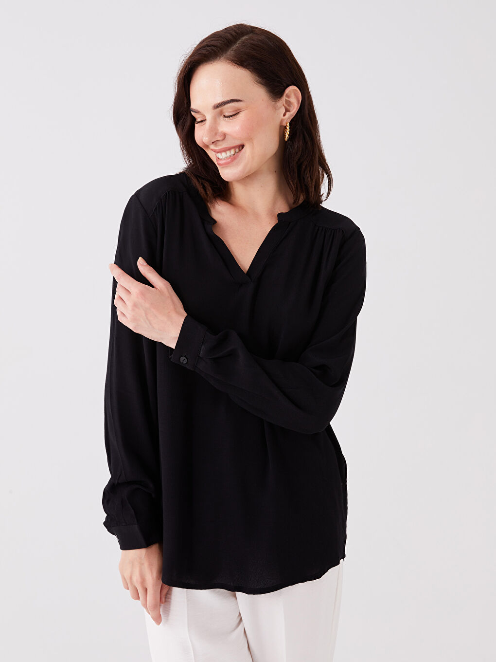 Siyah Kaçık Yaka Düz Uzun Kollu Kadın Bluz-1