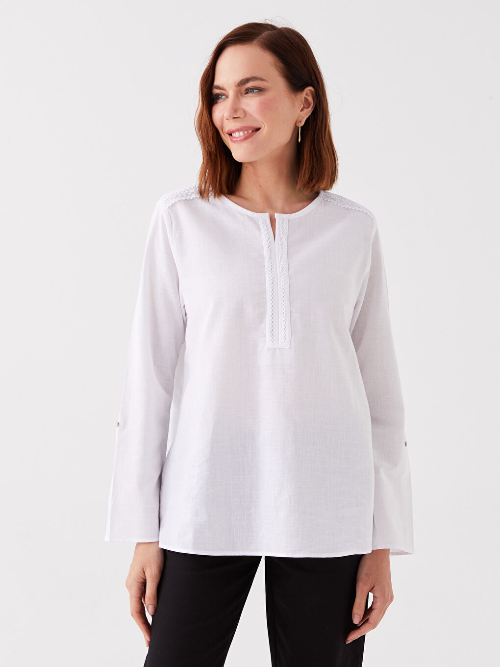 Ekru Kaçık Yaka Nakışlı Uzun Kollu Kadın Bluz