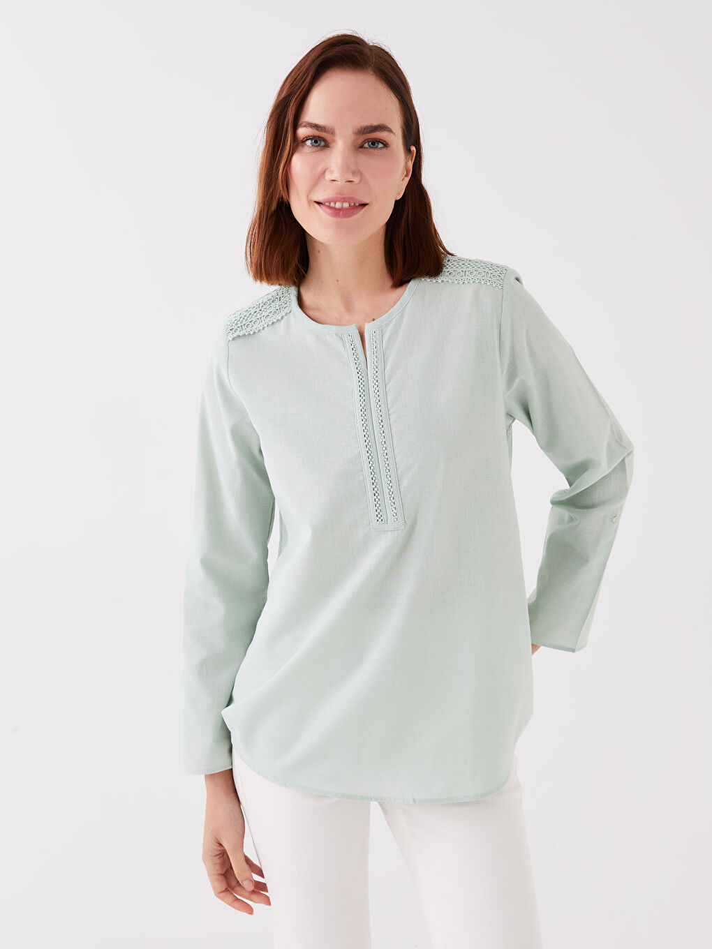 بلوزة كم طويل مطرزة بياقة بشق للسيدات