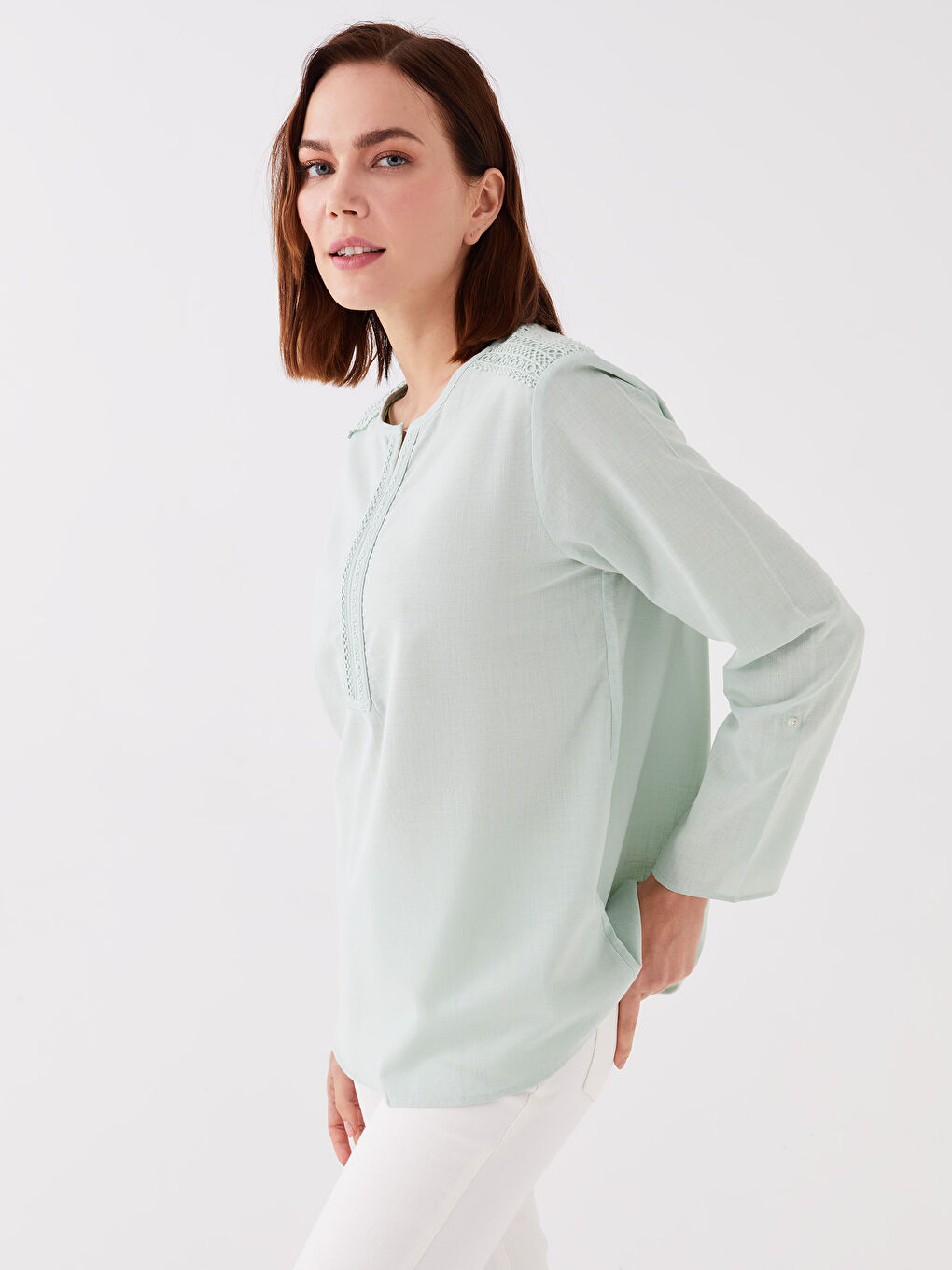 بلوزة كم طويل مطرزة بياقة بشق للسيدات-1