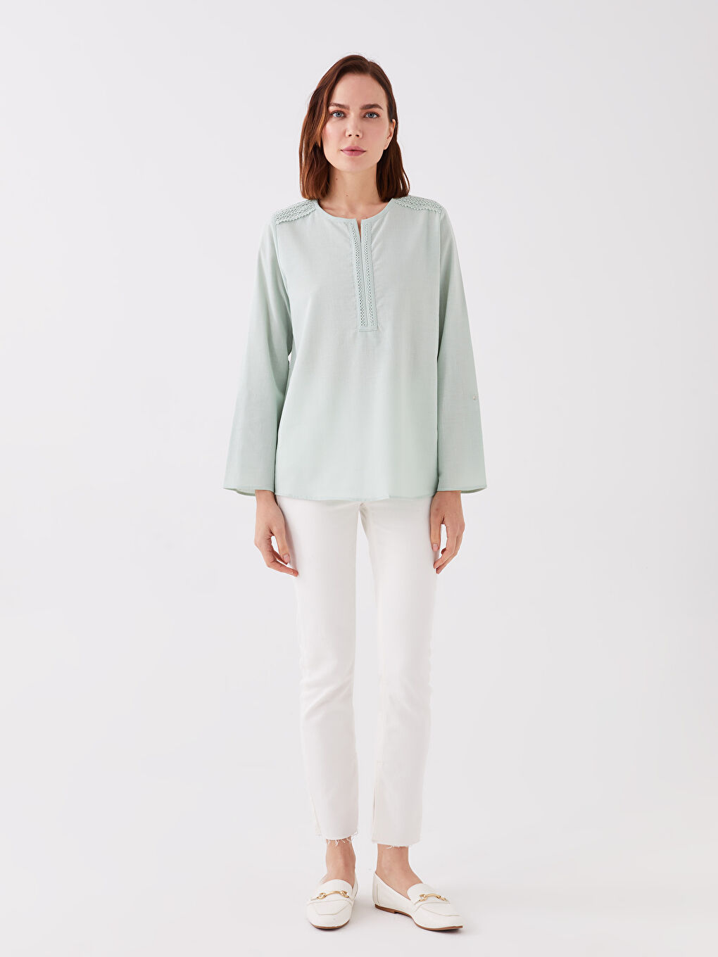 بلوزة كم طويل مطرزة بياقة بشق للسيدات-2