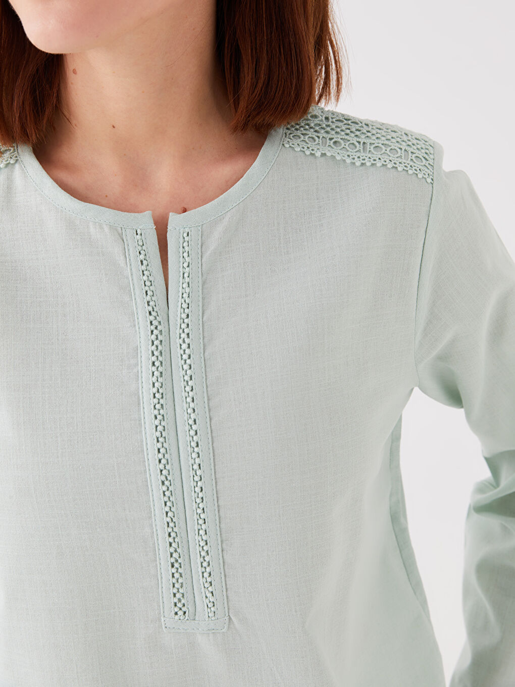 بلوزة كم طويل مطرزة بياقة بشق للسيدات-3