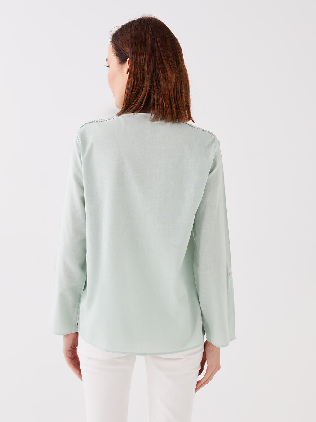 بلوزة كم طويل مطرزة بياقة بشق للسيدات-4