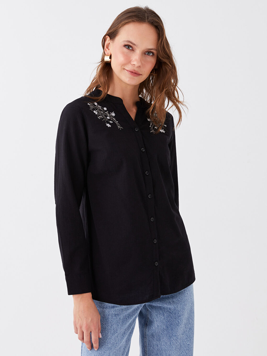 Siyah Kaçık Yaka Nakışlı Uzun Kollu Kadın Gömlek