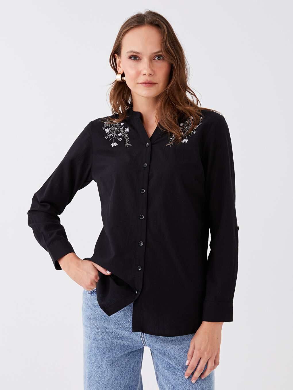 Siyah Kaçık Yaka Nakışlı Uzun Kollu Kadın Gömlek-1