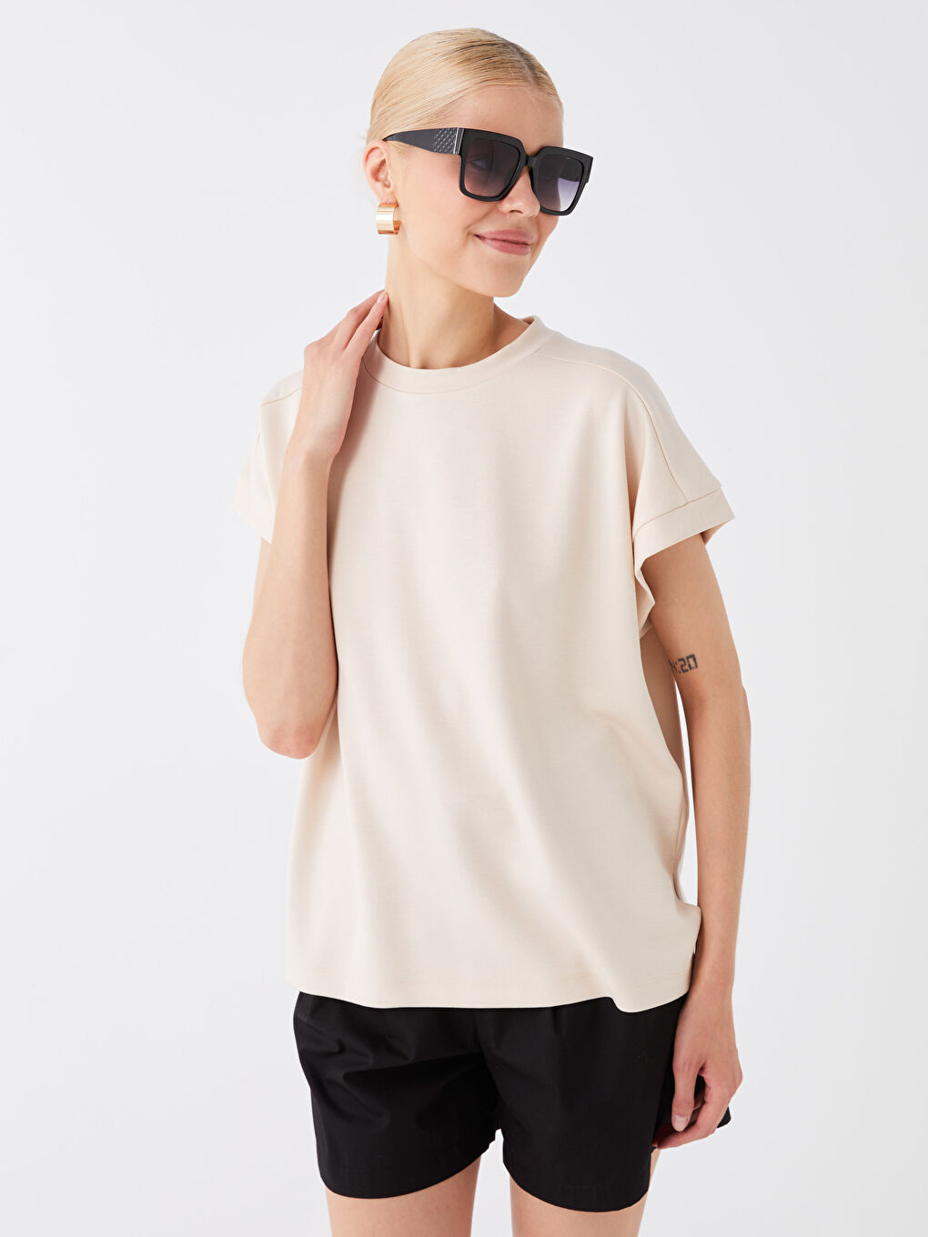 Bej Bisiklet Yaka Düz Kısa Kollu Oversize Kadın Tişört-1