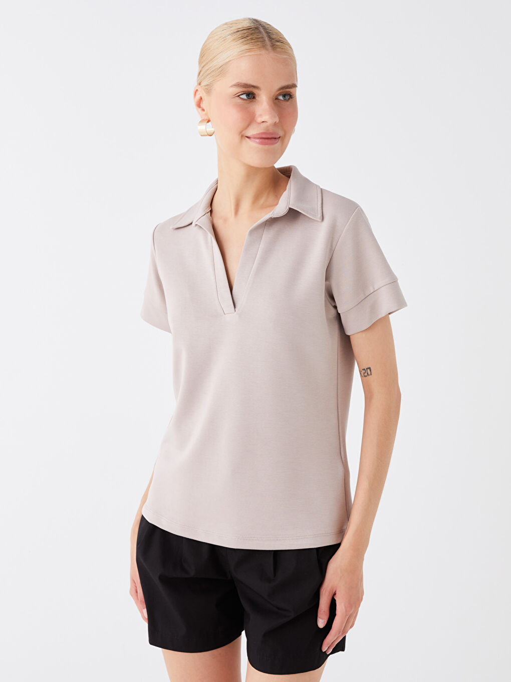Bej Polo Yaka Düz Kısa Kollu Kadın Tişört-1