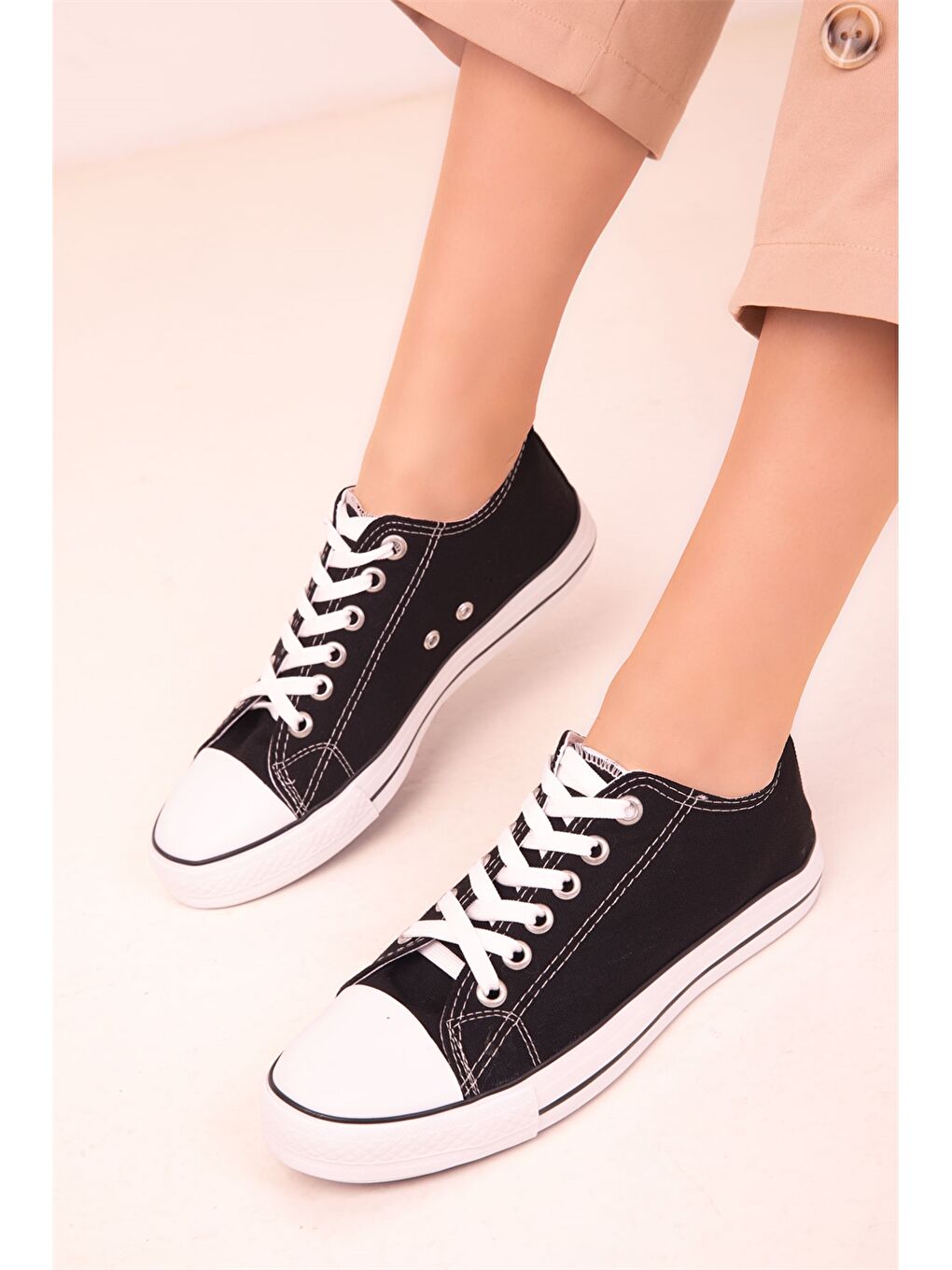 Siyah Bağcıklı Kadın Spor Ayakkabı-1