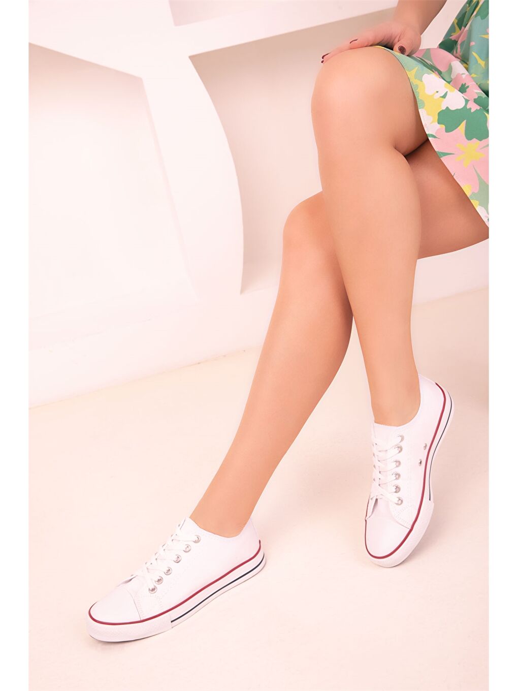 Beyaz Bağcıklı Kadın Spor Ayakkabı