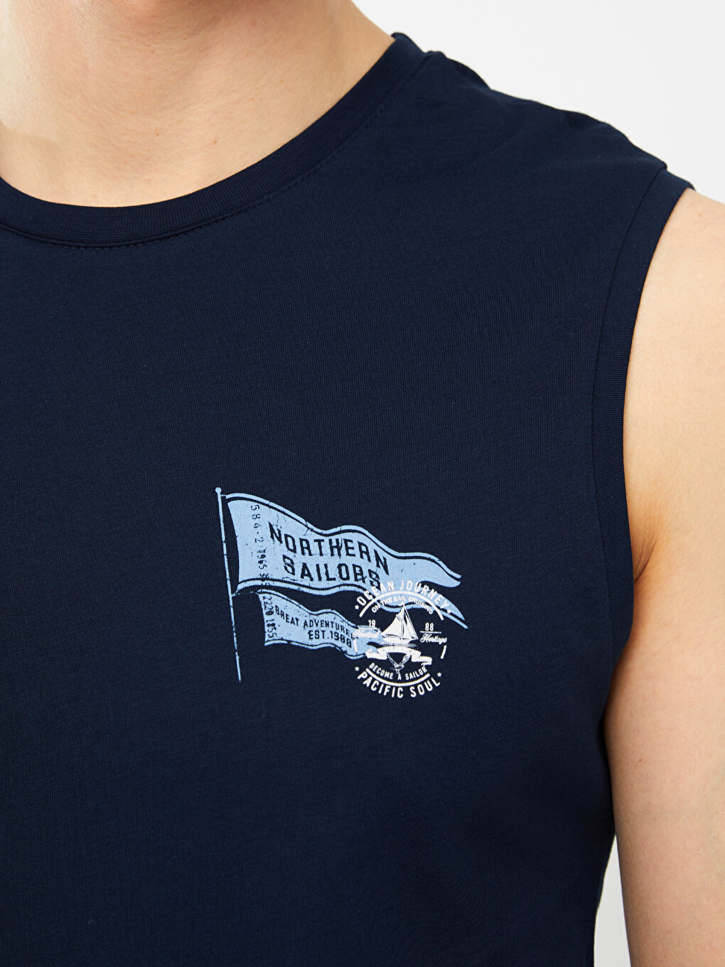 تيشيرت بدون أكمام مطبوع بياقة دائرية جيرسي للرجال-3