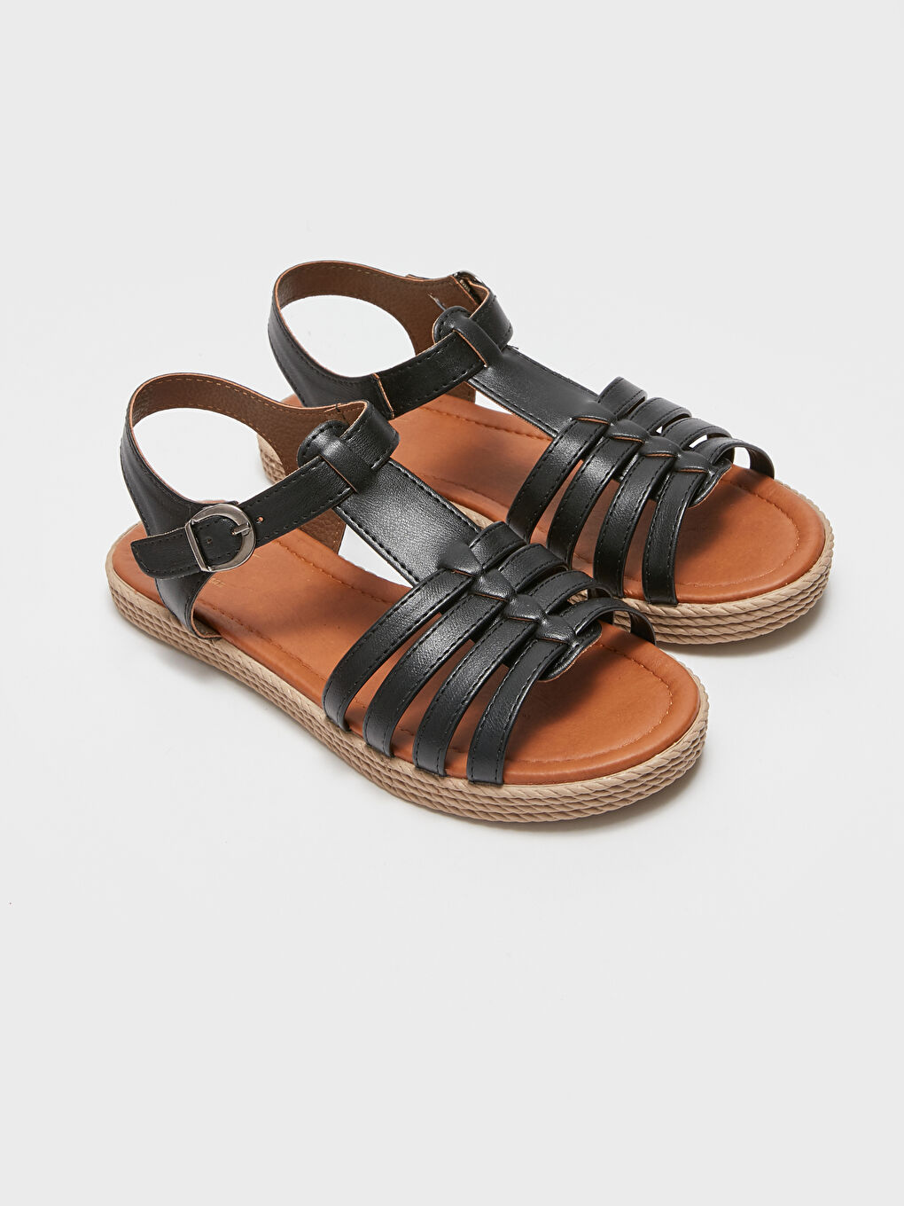 Siyah Deri Görünümlü Tokalı Kadın Sandalet