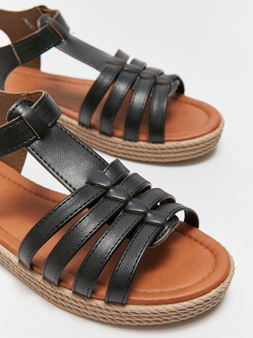 Siyah Deri Görünümlü Tokalı Kadın Sandalet-2