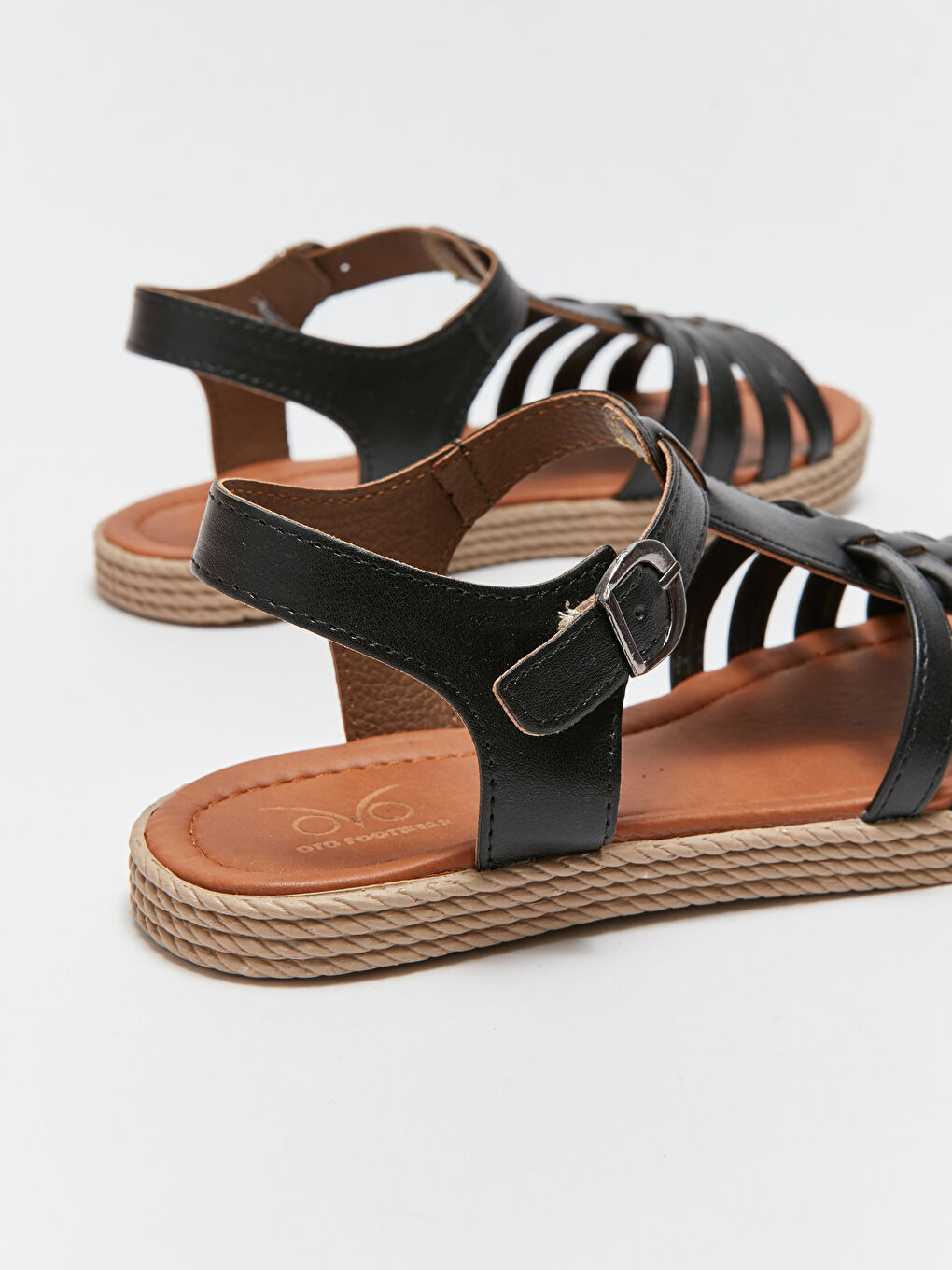 Siyah Deri Görünümlü Tokalı Kadın Sandalet-4