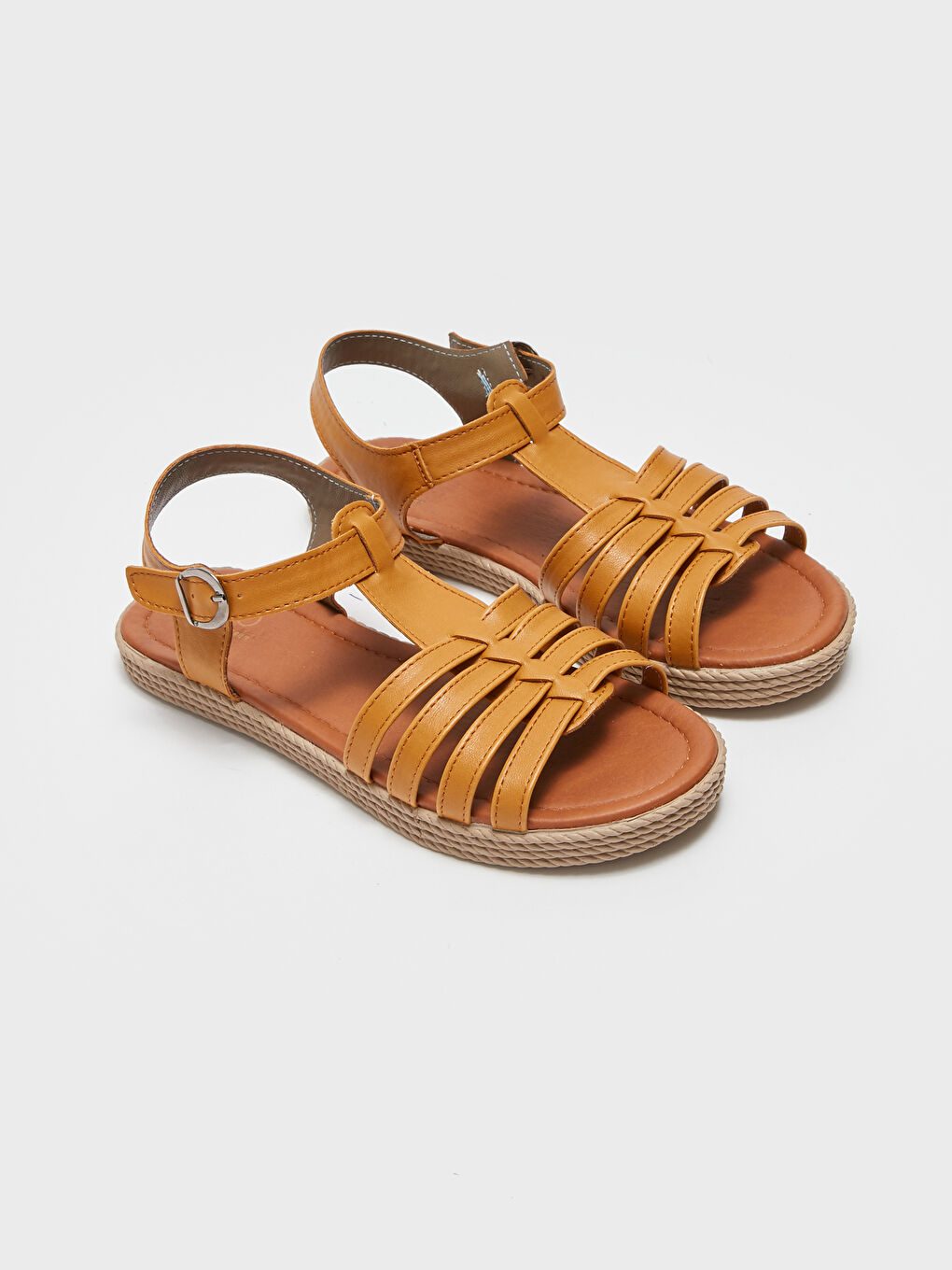 Bej Deri Görünümlü Tokalı Kadın Sandalet