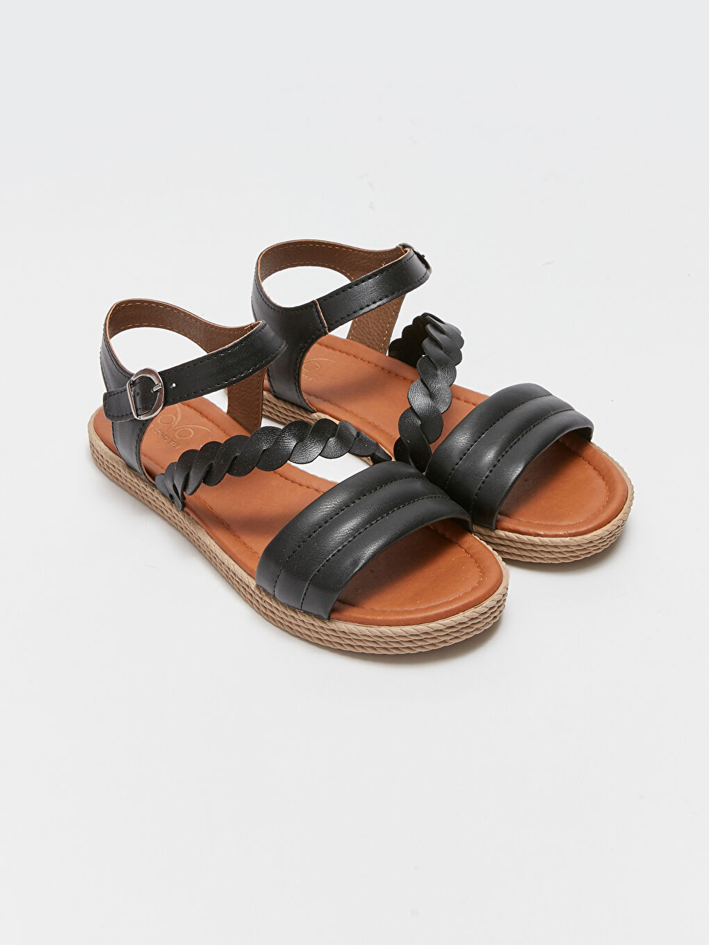 Siyah Deri Görünümlü Tokalı Kadın Sandalet