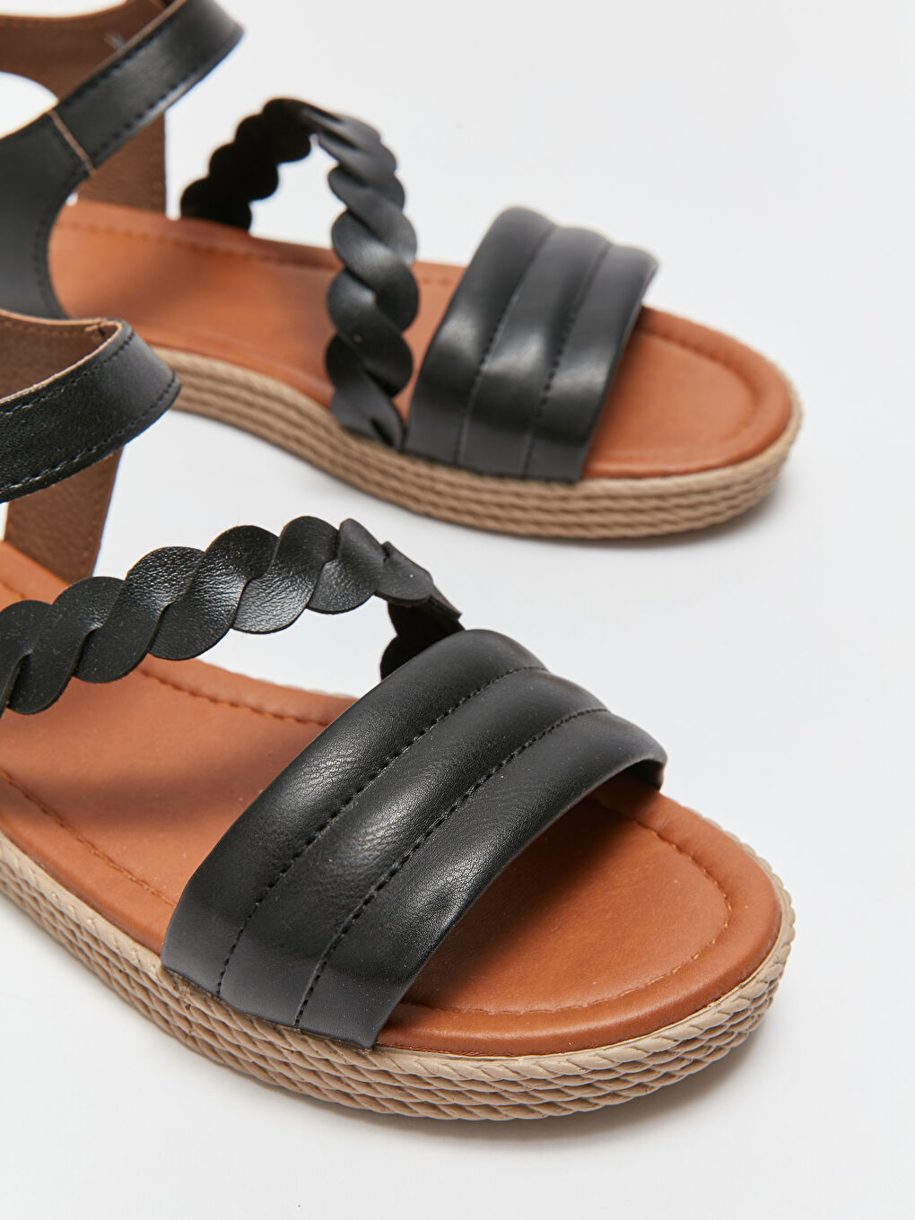 Siyah Deri Görünümlü Tokalı Kadın Sandalet-2