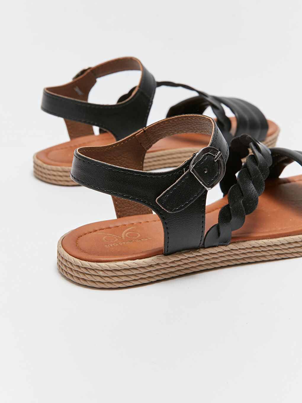 Siyah Deri Görünümlü Tokalı Kadın Sandalet-4