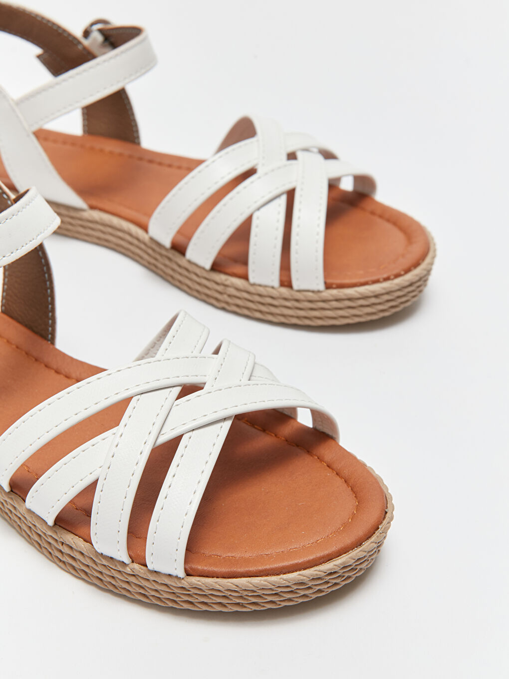 Beyaz Deri Görünümlü Tokalı Kadın Sandalet-2
