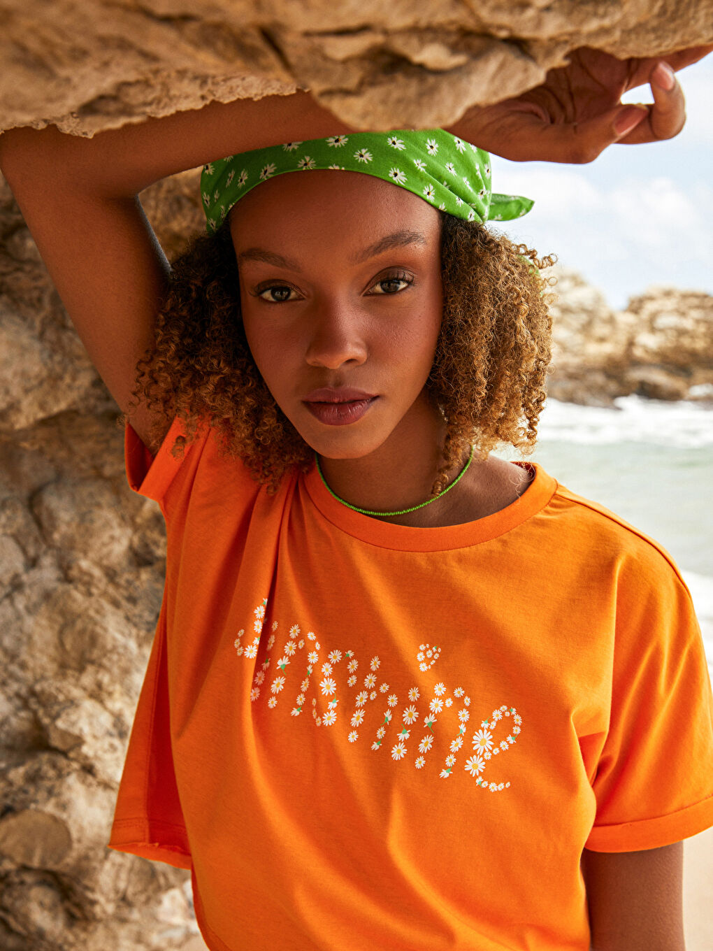 Turuncu Bisiklet Yaka Nakışlı Kısa Kollu Kadın Crop-1